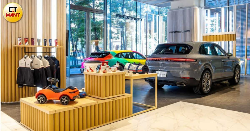 Porsche NOW 全新型態概念店以開放、互動感十足的空間規劃，更定期更換展示車款，呈現保時捷車型的獨特背景和故事。（圖／台灣保時捷提供）