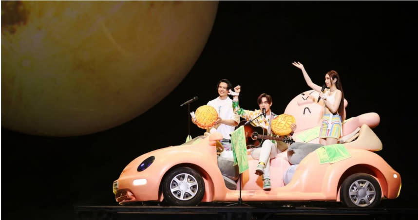 告五人北京演唱會正逢中秋，與上萬歌迷一同「賞月」。（圖／相信音樂）