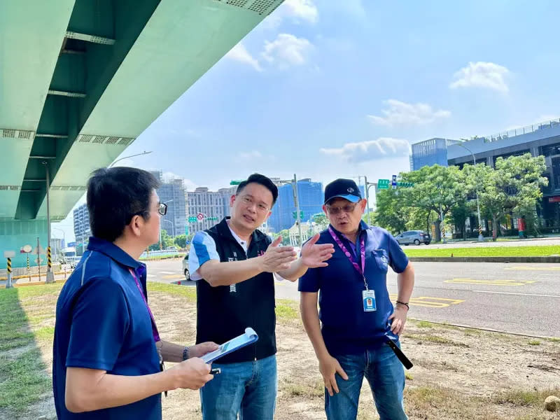 ▲桃園市副市長蘇俊賓（中）視察桃園機場捷運輕微位移的軌道狀況。（圖／翻攝自蘇俊賓臉書）