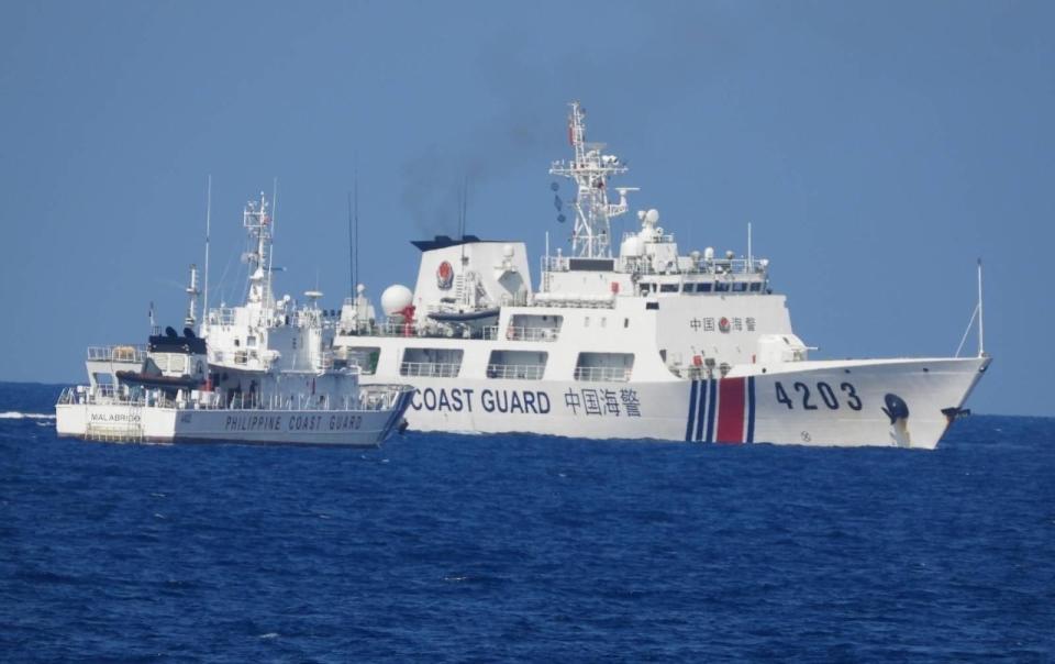 中國聲稱對幾乎整個南海海域擁有主權，與菲律賓等國時常發生衝突。圖為菲國海岸防衛隊早先於爭議海域攔阻中國海警船。(圖:Philippine Coast Guard臉書)