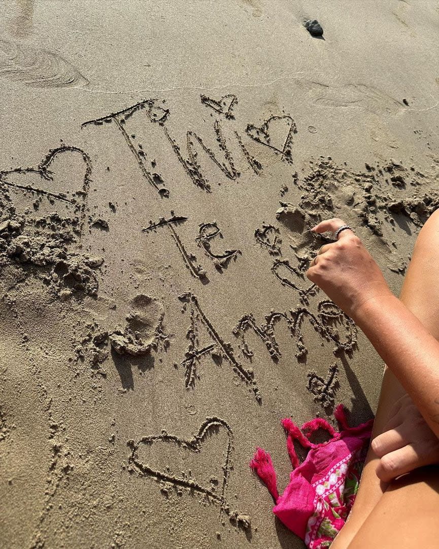 "Tini te amo", el mensaje sobre la arena que la cantante recibió de una de sus amigas (Foto: Instagram @tinistoessel)
