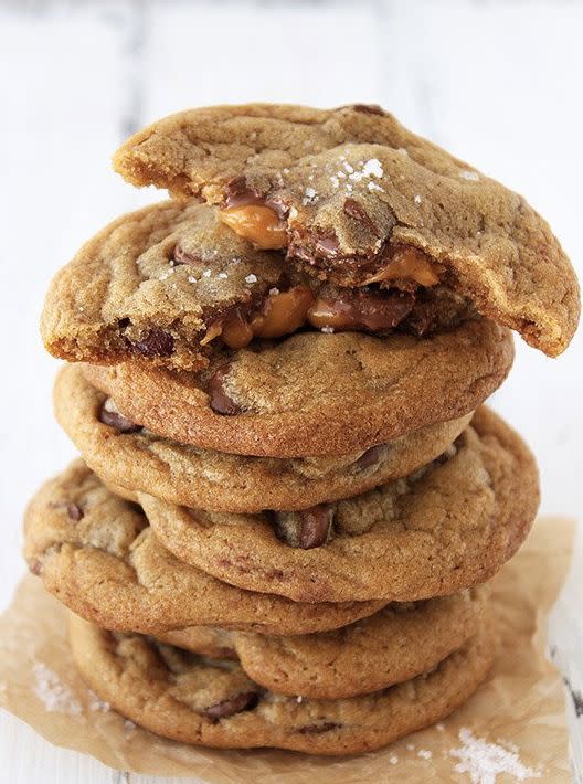 <strong>Get the <a href="http://www.handletheheat.com/salted-caramel-milk-chocolate-chip-cookies/" target="_blank">Salted Caramel Milk Chocolate Chip Cookies recipe</a> from Handle The Heat</strong>