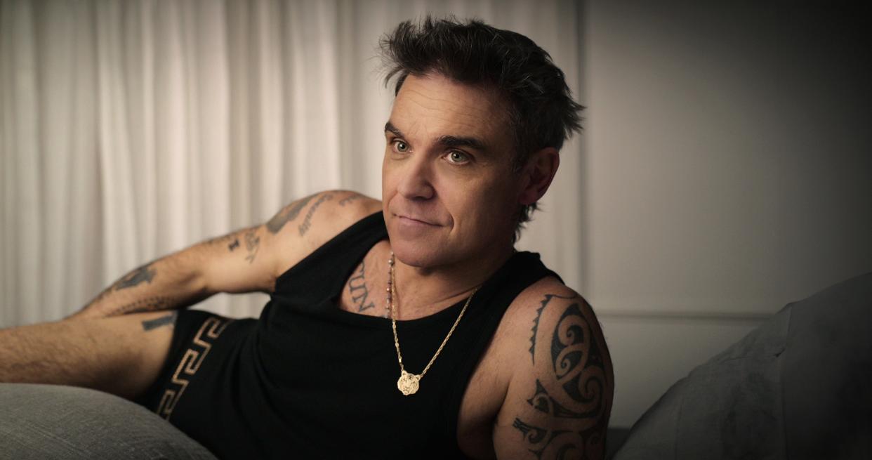 Robbie Williams expone su historia desde la cama y en calzoncillos en su serie documental de Netflix (Cortesía Netflix)