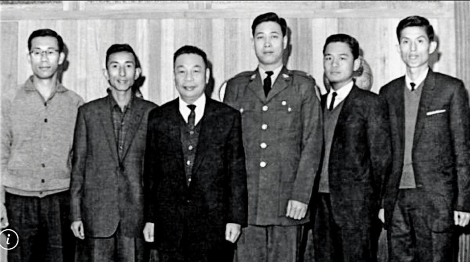 司馬中原（左2）靠著寫作創造上億身價，他在1965年獲蔣經國（左3）頒第一屆全國青年文藝獎，同台的有編劇張永祥 （右3）、詩人瘂弦 （右2）。（翻攝自司馬中原粉絲團）