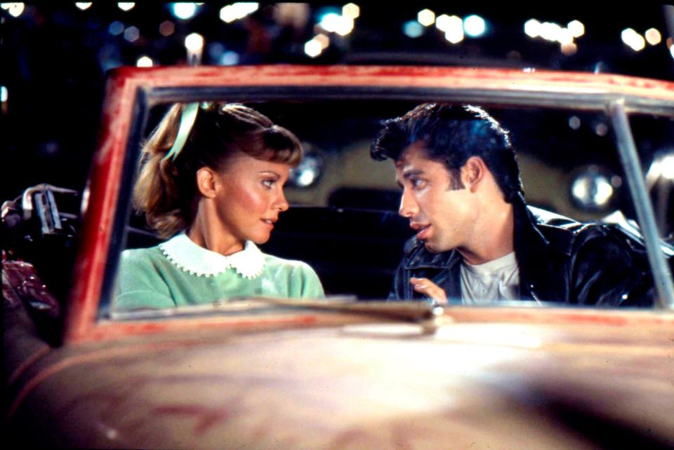 Olivia Newton-John (links) und John Travolta in ihren Rollen als Sandy und Danny in dem Musicalfilm 'Grease'. - Copyright: picture alliance / ZUMAPRESS.com | Paramount