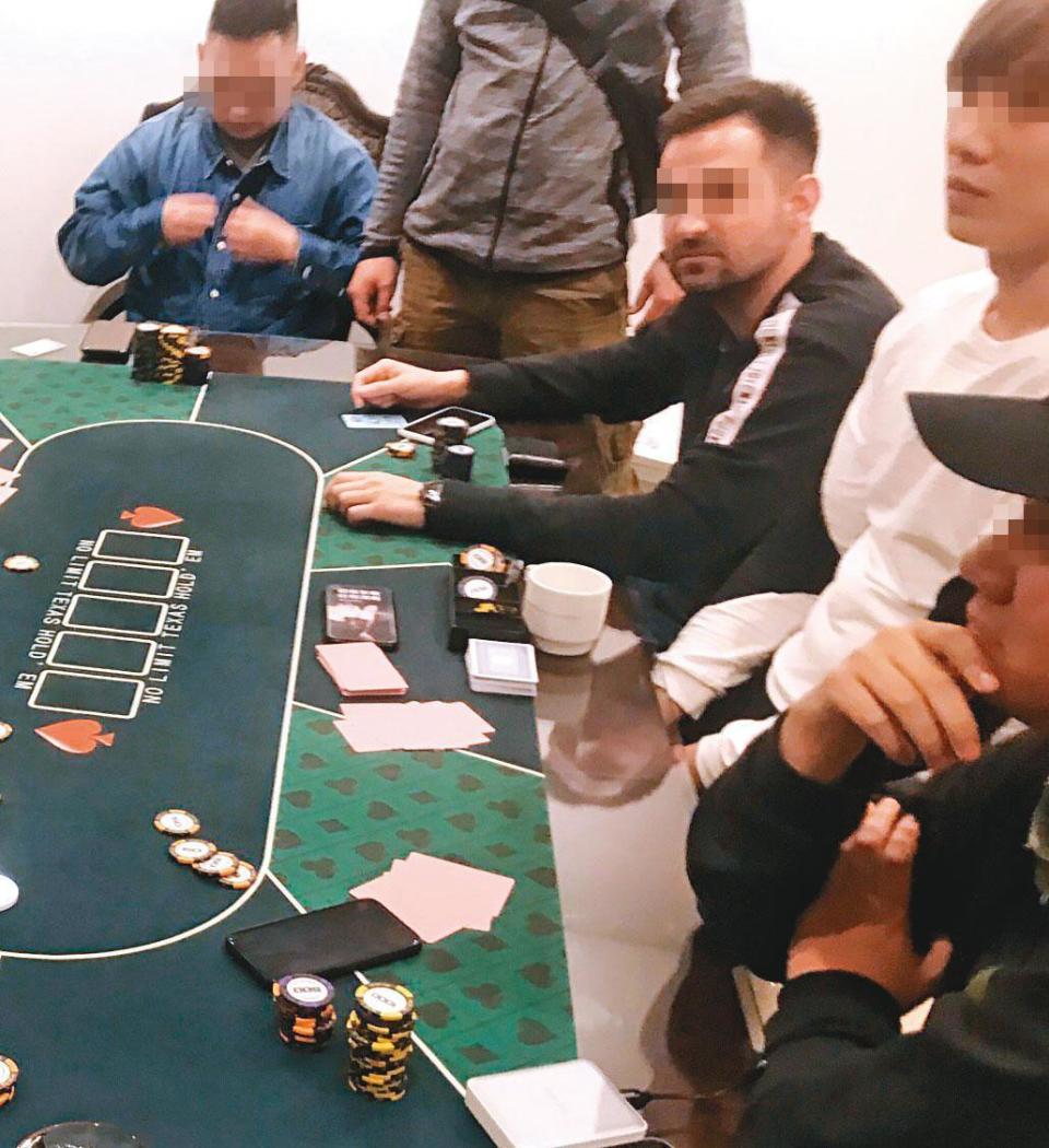 豪宅賭場賭具一應俱全，賭客身分非富即貴，也很國際化。（翻攝畫面）