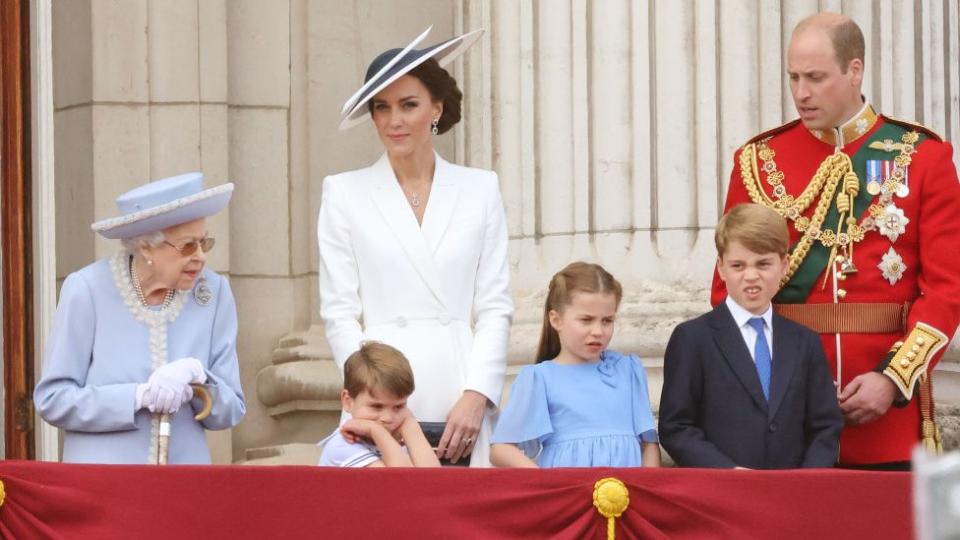 La reina, el príncipe Louis, la duquesa de Cambridge, la princesa Charlotte, el príncipe George y el duque de Cambridge