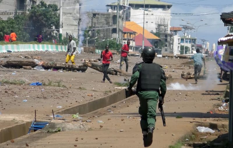 Supporters of opposition leader Cellou Dalein Diallo clash with security forces after election results in Conakry