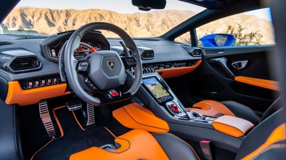 原Po點出藍寶堅尼的方向盤路感不佳，是其中一大缺點。 （圖片來源/ Lamborghini）