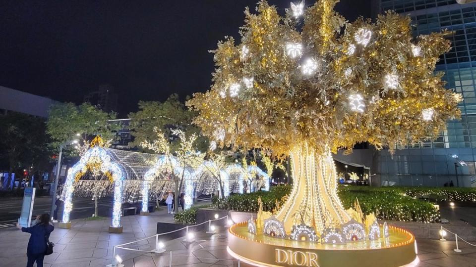 台北101今年與精品DIOR合作，打造全台獨家的「DIOR光雕藝術耶誕樹」。（圖／翻攝自台北101）