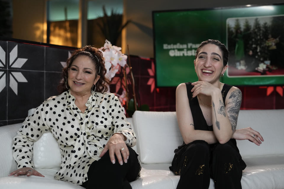 Gloria Estefan, izquierda, y su hija Emily Estefan durante una entrevista para promover el álbum "Estefan Family Christmas" en Miami Beach, Florida, el 11 de octubre de 2022. (Foto AP/Rebecca Blackwell)