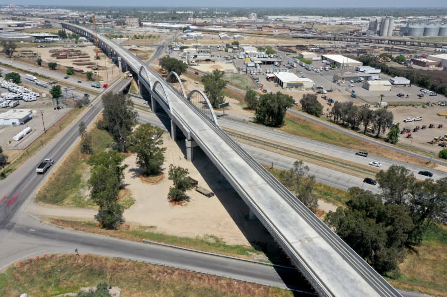 Aerial view of the Cedar Viaduct crossing in Fresno. (California High-Speed Rail Authority)