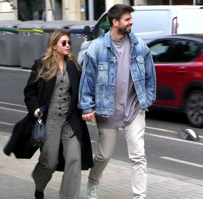 Gerard Piqué paseando con Clara Chía