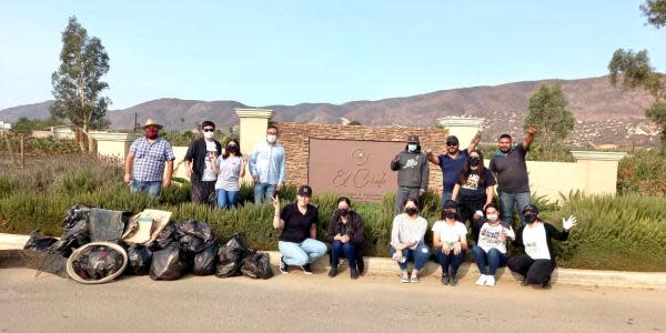 Emprendedores de Valle de Guadalupe retiran toneladas de basura en zonas turísticas de Ensenada