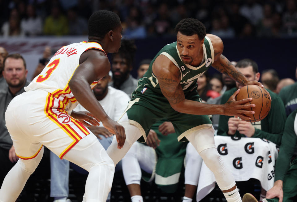 Basketball - NBA pré-saison match - Milwaukee Bucks v Atlanta Hawks - Etihad Arena, Abu Dhabi, Émirats Arabes Unis - 6 octobre 2022 Milwaukee Bucks'  George Hill en action avec Atlanta Hawks & # 39;  Aaron Holiday REUTERS/Christopher Pike