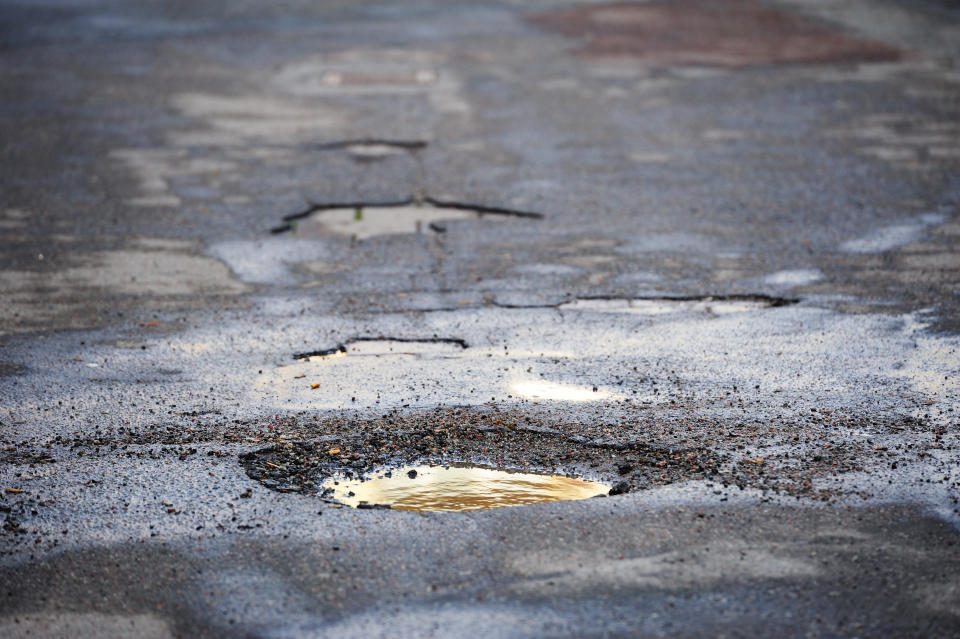 Eine Straße voller Schlaglöcher wie diese hat den 12-jährigen Monte Scott veranlasst, Erde aus dem Garten seiner Eltern zu holen und die Löcher aufzufüllen (Symbolbild: Getty Images)