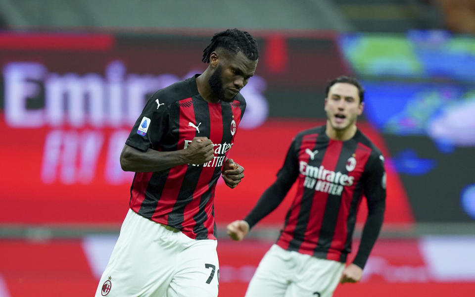 Franck Kessié (izquierda) festeja tras anotar por el Milan ante el Torino, en un cotejo realizado el sábado 9 de enero de 2021, en la Serie A italiana (Spada/LaPresse via AP)