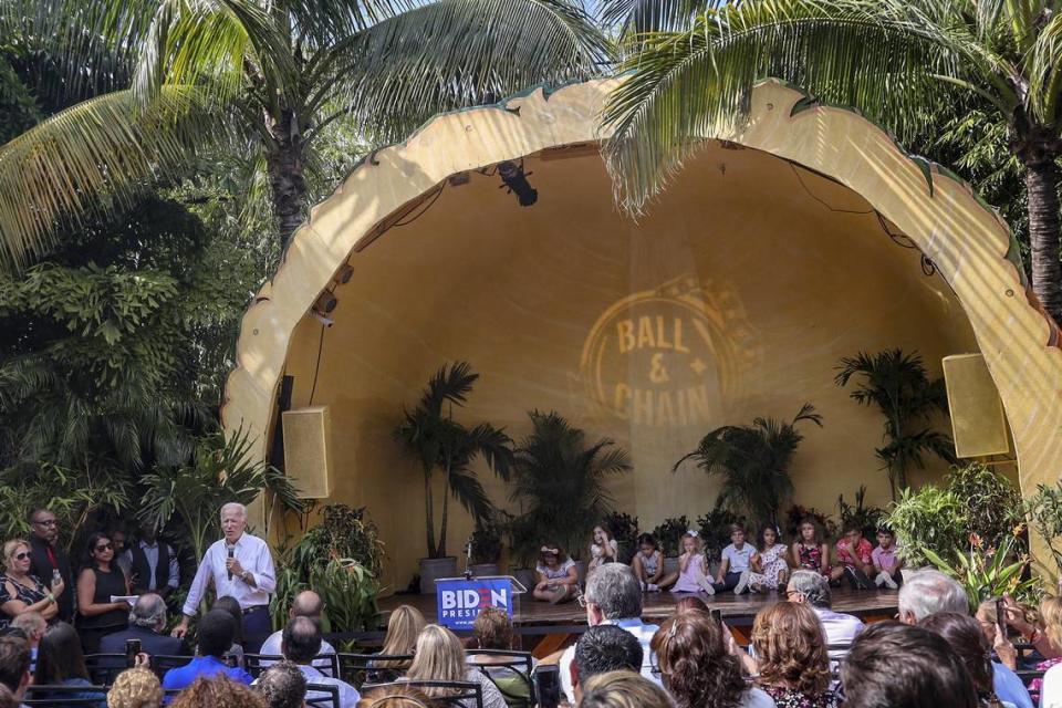 El ahora presidente Joe Biden hace campaña en Miami mientras visita Ball & Chain en La Pequeña Habana para un encuentro y saludo con electores hispanos, el domingo 15 de septiembre de 2019.