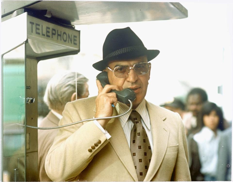 Damals in den 70-ern, da waren Fernseh-Polizisten noch richtige Typen. So wie Kult-Glatzkopf Theodoros Kojak (Telly Savalas), der über insgesamt 118 Folgen von "Kojak - Einsatz in Manhattan" das Verbrechen in New York bekämpfte. Gerne mit Fluppe im Mund, noch lieber mit einem Lolli und immer etwas schlauer als die Verbrecher. Kojak hat sie alle gekriegt! (Bild: CBS Photo Archive/Getty Images)