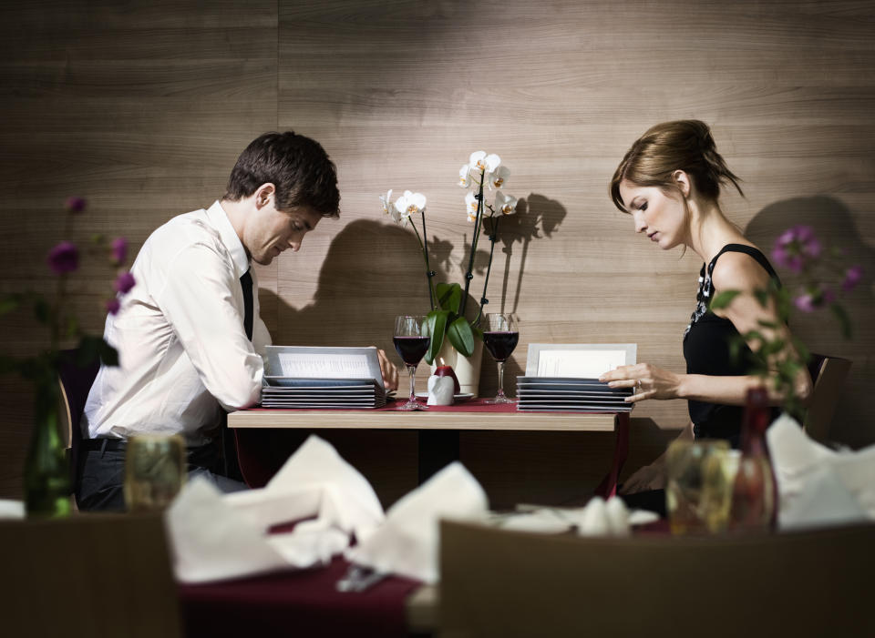 Dass Männer und Frauen in die gleiche Speisekarte gucken, ist offenbar nicht für alle Restaurants selbstverständlich. (Symbolbild: Getty Images)