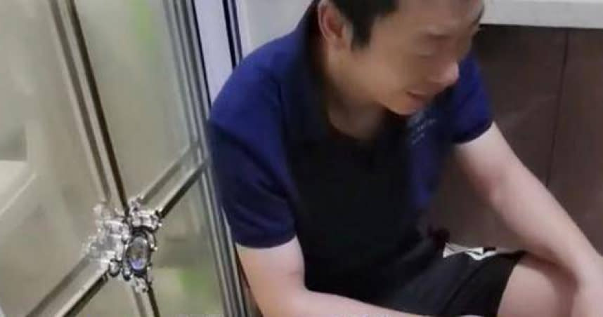 中國一名爸爸，怕兒子同學下次不來，竟躲在廁所裡。（圖／翻攝自網易新聞）