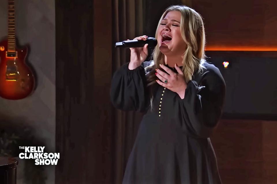 https://www.youtube.com/watch?v=tBCwuaBhVrw Kelly Clarkson Covers 'Breathe' by Faith Hill | Kellyoke