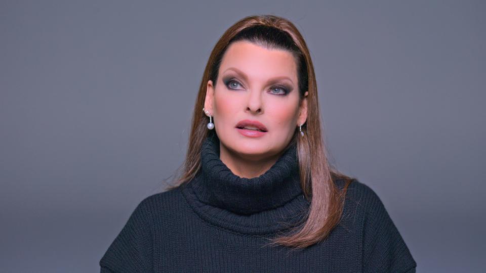 Linda Evangelista says she's been disfigured by a cosmetic procedure in "The Super Models."