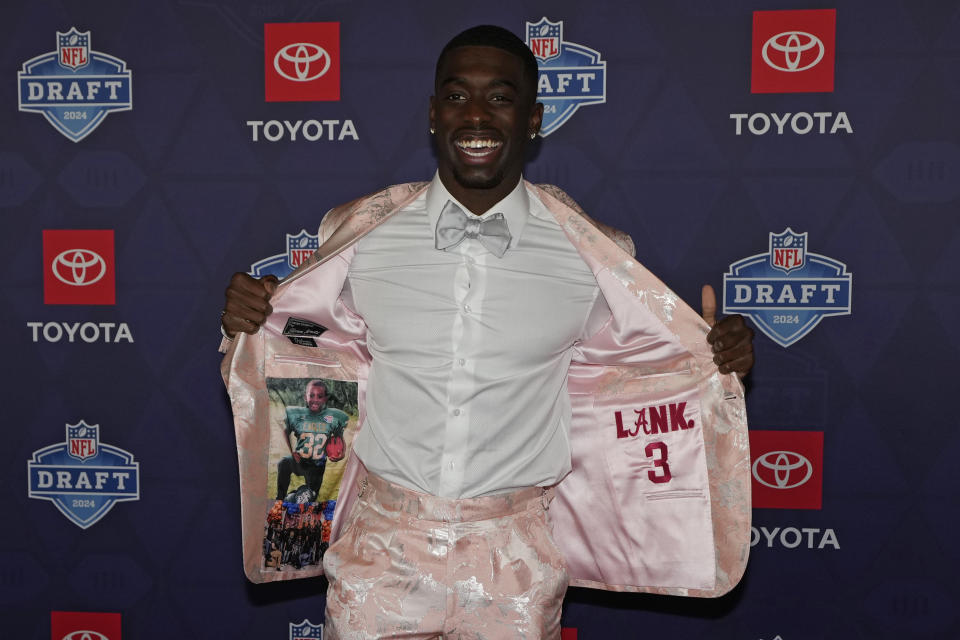 Alabama cornerback Terrion Arnold poseert op de rode loper voorafgaand aan de eerste ronde van de NFL-voetbaldraft, donderdag 25 april 2024, in Detroit.  (AP Foto/Carlos Osorio)