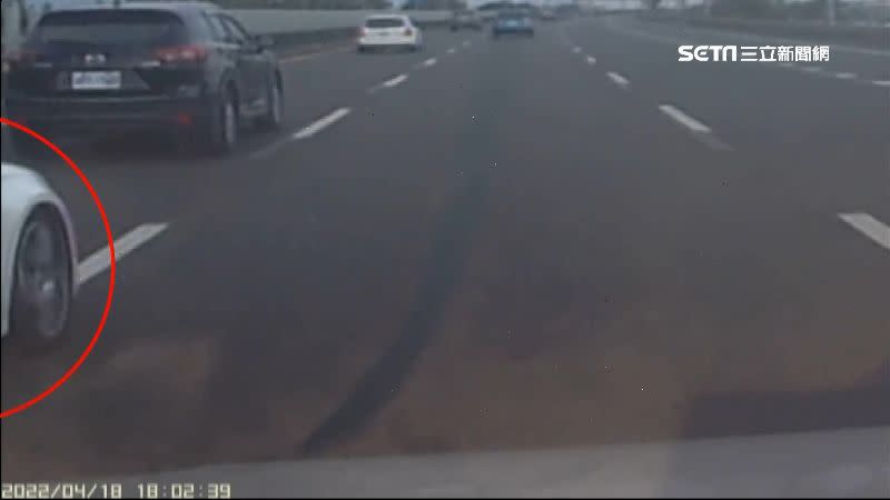 白色轎車想切換車道遭陳姓駕駛按喇叭示警。