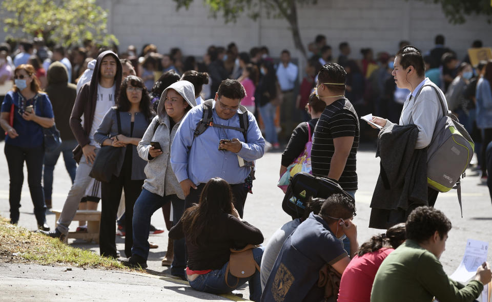 Personal sanitario hace fila para ser contratados en México (Getty Images)