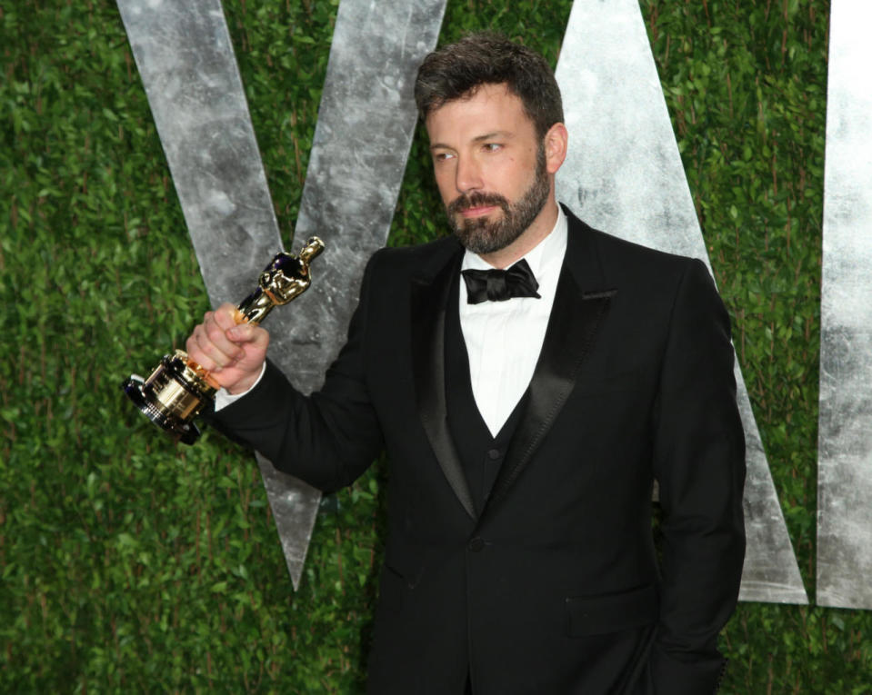 So gefällt uns Ben Affleck eindeutig am besten: schöner Anzug, gepflegter Bart und gut sitzende Haare. Und der Oscar in der Hand ist auch nicht von schlechten Eltern, denn Erfolg macht ja bekanntlich sexy.  