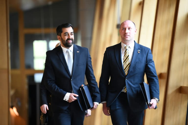 El primer ministro de Escocia y líder del Partido Nacional Escocés (SNP), Humza Yousaf (izq.), el 25 de abril de 2024 en el Parlamento, en Edimburgo (Andy Buchanan)