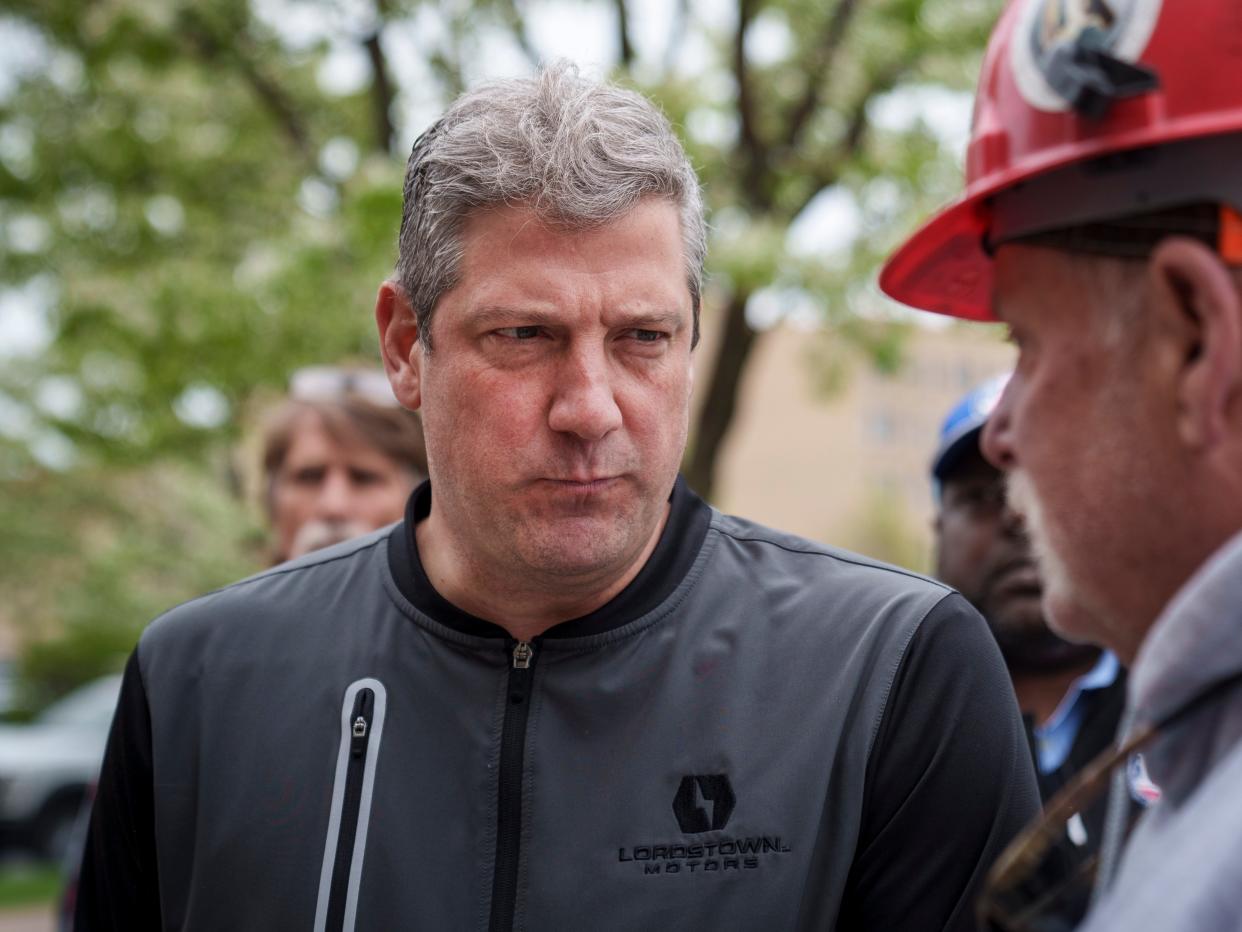 Tim Ryan and a construction worker talking.