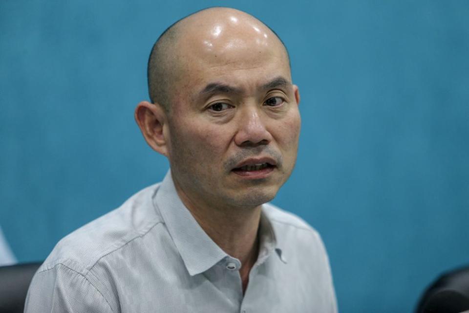 Kepong MP Lim Lip Eng speaks during a press conference at the DAP office in Kepong January 9, 2019. ―  Picture by Hari Anggara