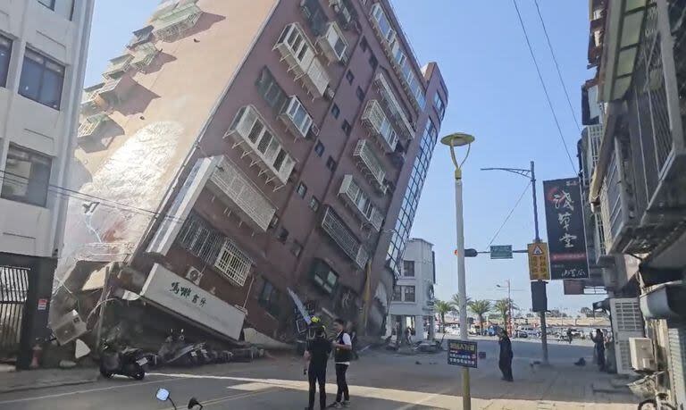 Un edificio parcialmente derrumbado en Hualien, al este de Taiwán