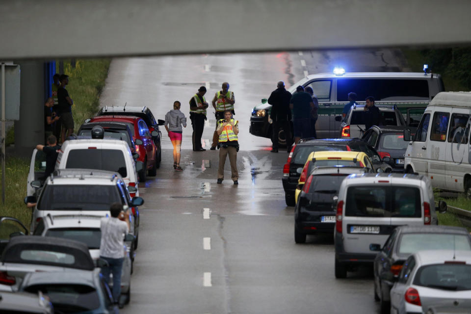 <p>O tiroteio acontece apenas alguns dias depois do ataque cometido em Wurzburgo, perto de Munique, por um demandante de asilo que atacou passageiros em um trem. Cinco pessoas ficaram feridas, duas delas gravemente. O Estado Islâmico (EI) assumiu a autoria desse atentado, o primeiro reconhecido pelo grupo na Alemanha. (REUTERS/Michael Dalder)</p>