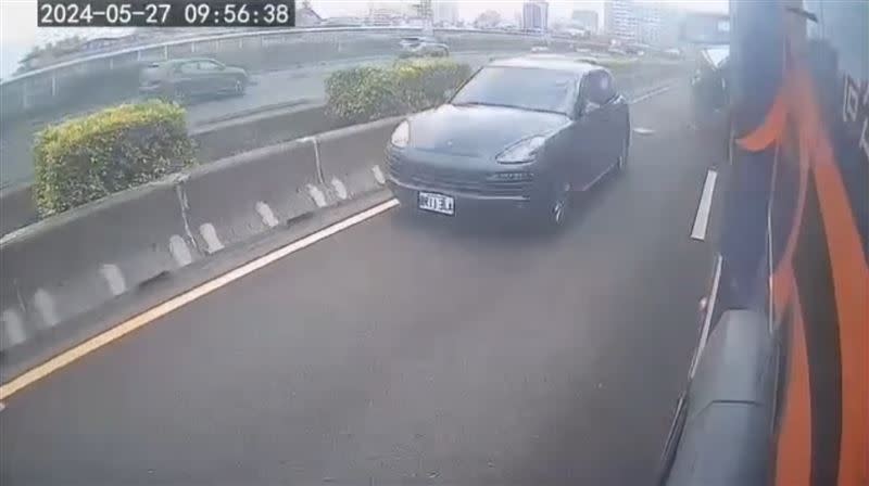 國道連環車禍，造成夫妻斷魂，驚悚國命畫面曝光。（圖／翻攝記者爆料網）