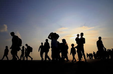 Syrian refugees from Kobani walk at the port of Kos following a rescue opperation off the Greek island of Kos August 10, 2015. REUTERS/Yannis Behrakis