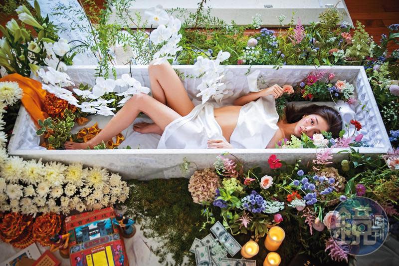 許伊妃致力扭轉一般人對死亡、殯葬業的陰鬱哀愁印象，這天為拍攝形象照，她用鮮花妝點棺木，打扮得美美地躺入，彷彿置身花園。