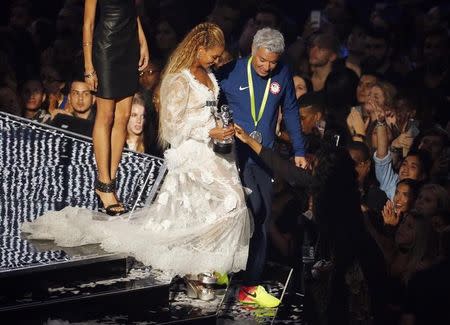 Beyonce and Jimmy Fallon during the 2016 MTV Video Music Awards in New York, U.S., August 28, 2016. REUTERS/Lucas Jackson