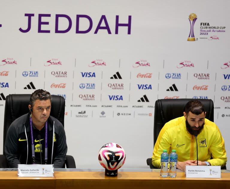 Marcelo Gallardo en una conferencia de prensa junto a Benzema, antes del Mundial de Clubes, cuando el vínculo entre el director técnico y el futbolista era mejor.