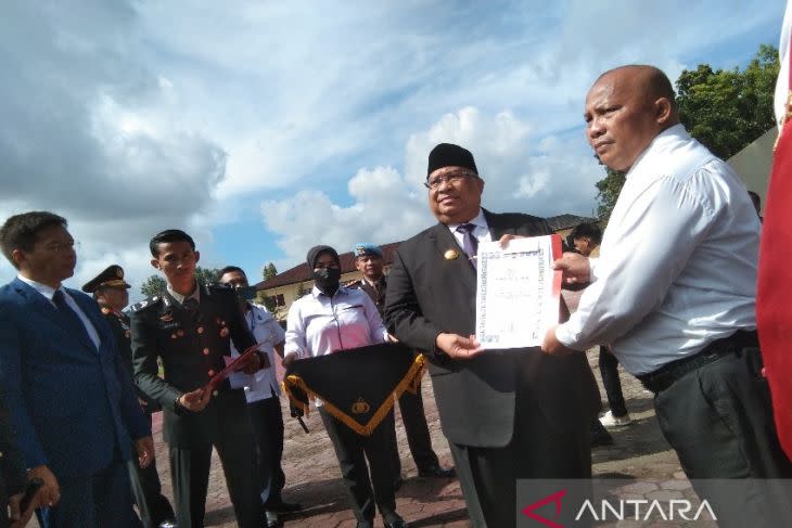 Gubernur Sultra Ali Mazi saat memberikan penghargaan secara simbolis kepada 39 personel, karena berhasil mengungkap jaringan peredaran gelap narkoba skala besar, Selasa (5/7/2022). ANTARA/Harianto