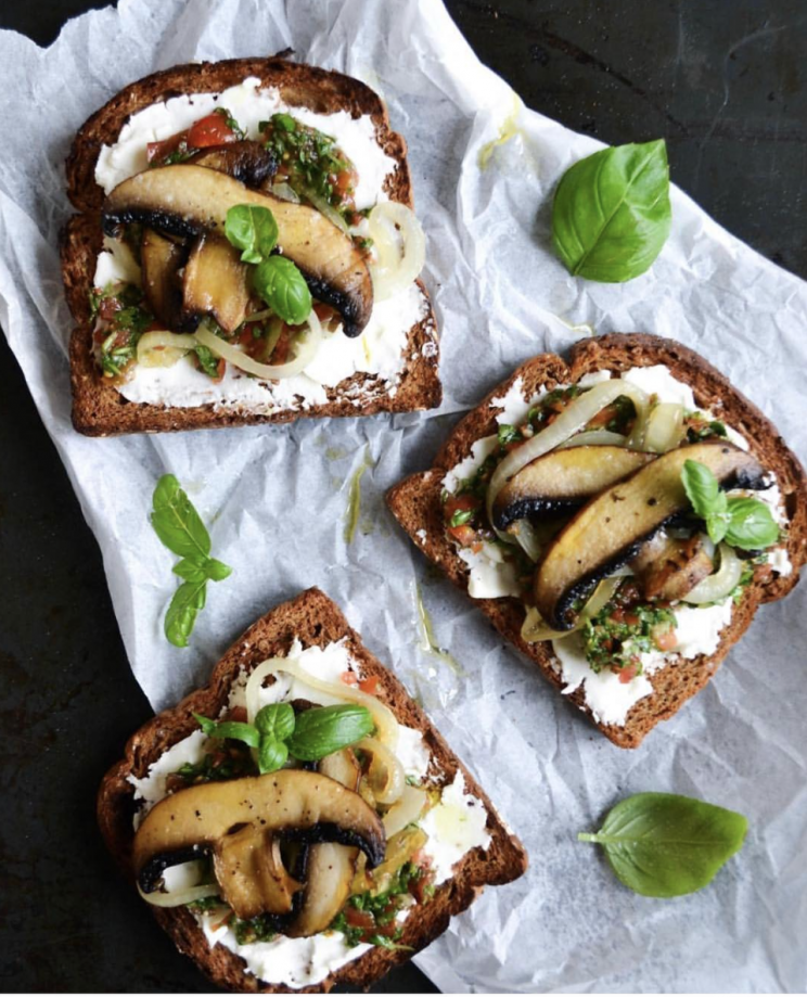 Le sandwich au fromage frais et aux champignons