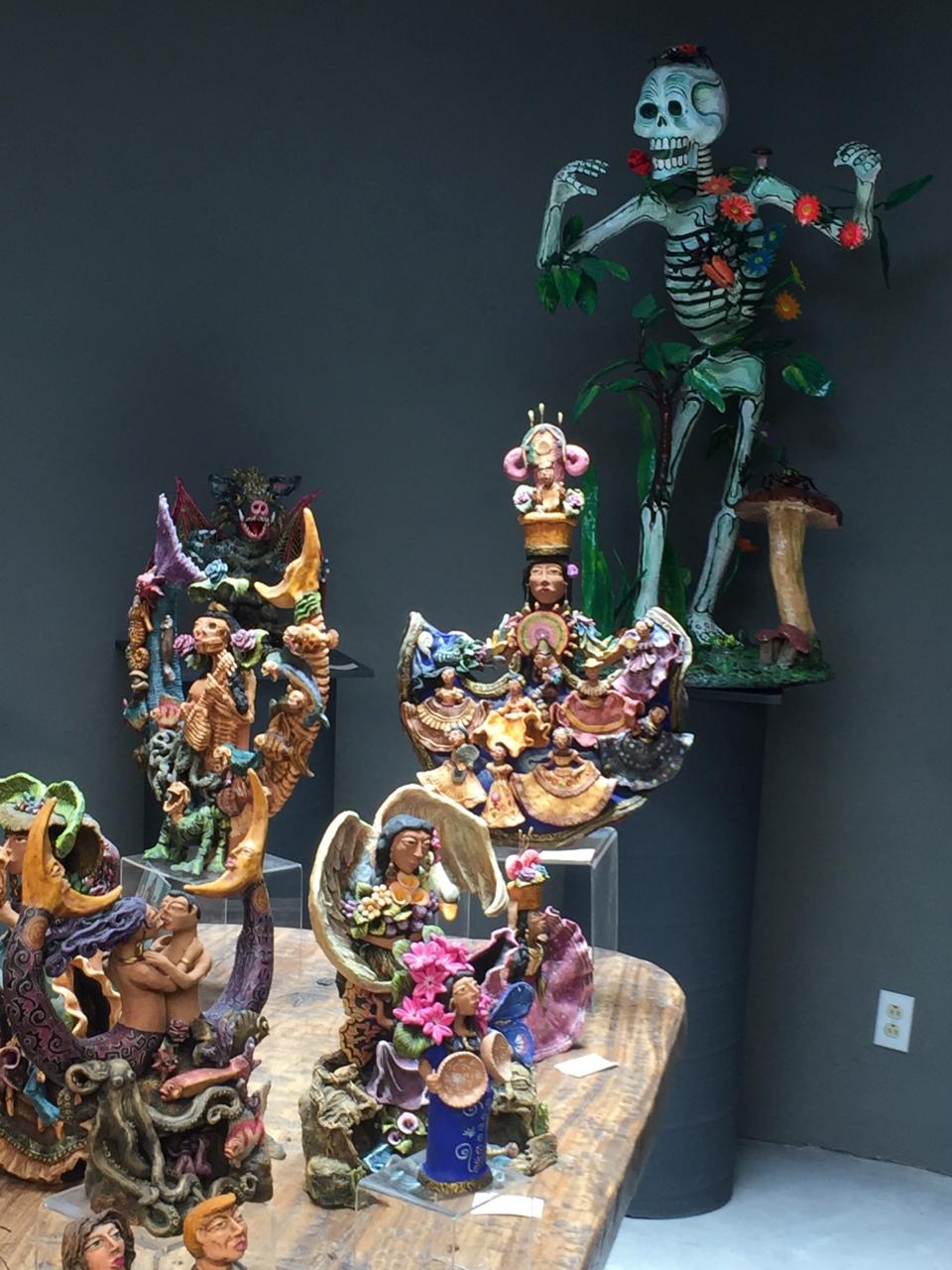 Piezas de arte folclórico mexicano de la colección de la Galería Atotonilco de San Miguel de Allende fotografiadas el 17 de junio del 2019. (Emil Varona/Kim Curtis via AP)