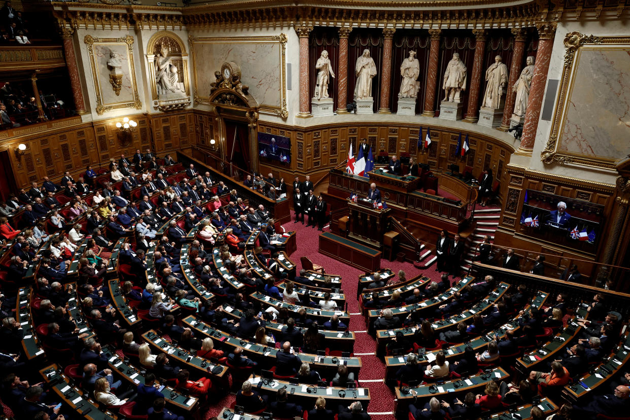 Le roi Charles III prononce un discours devant les membres du parlement au Sénat français à Paris, le 21 septembre 2023. (crédit : REUTERS/Benoit Tessier)