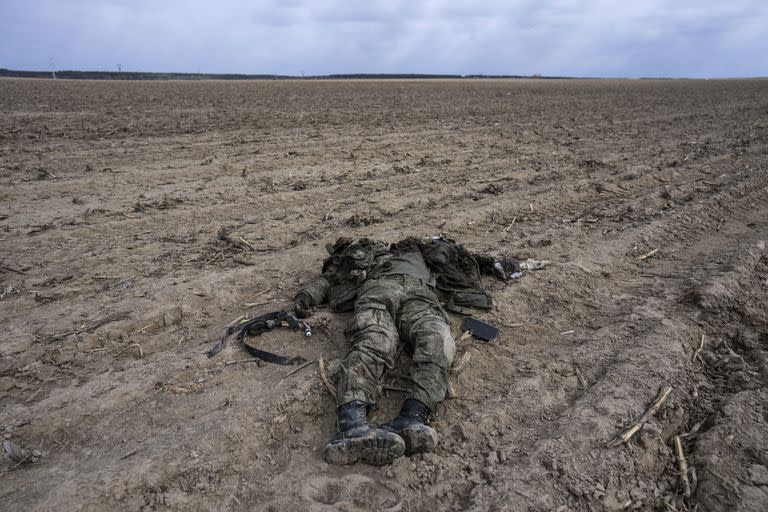 Un soldado ruso durante los combates contra el ejército ucraniano yace en un campo de maíz en Sytnyaky, a las afueras de Kiev, Ucrania, el domingo 27 de marzo de 2022. Casi 50.000 soldados rusos han muerto en la guerra en Ucrania, según un nuevo análisis estadístico