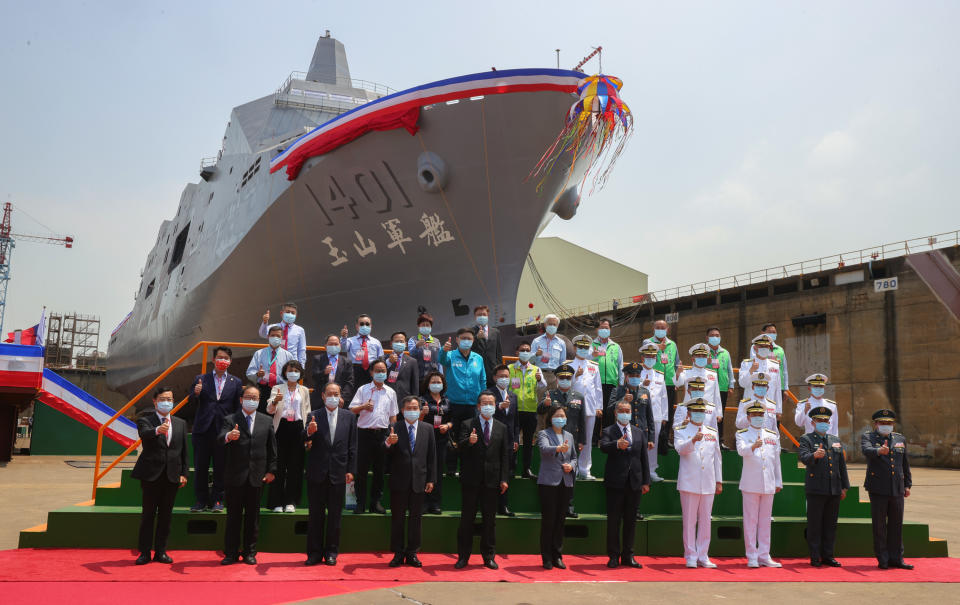 「海軍新型兩棲船塢運輸艦命名暨下水典禮」13日在台船公司高雄港區舉行，總統蔡英文（前中）親自出席主持，和國防部長邱國正（前右5）等人比讚合影。