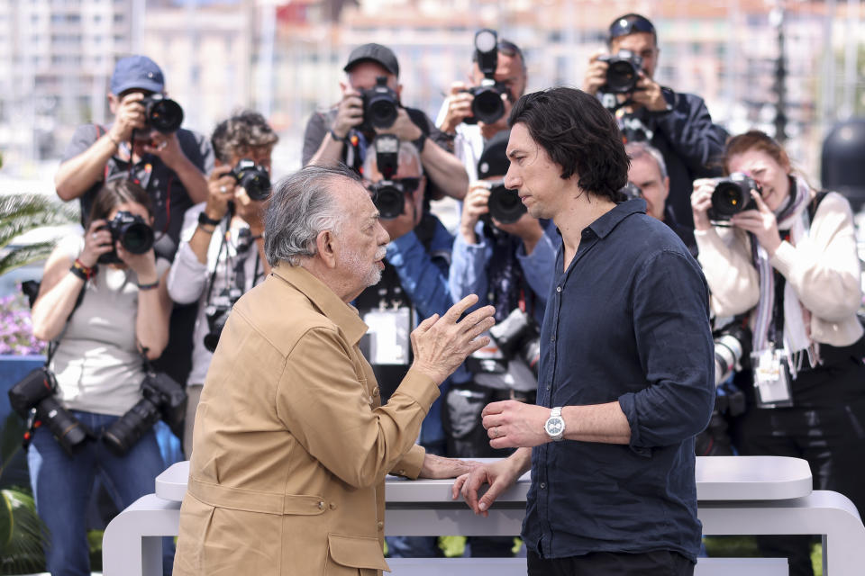 El director Francis Ford Coppola, izquierda, y Adam Driver posan en una sesión de la película "Megalopolis" en la 77a edición del Festival de Cine de Cannes en Francia el viernes 17 de mayo de 2024. (Foto Vianney Le Caer/Invision/AP)