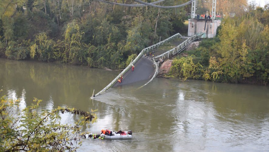 法國西南部土魯斯(Toulouse)附近的塔爾恩河畔米雷普瓦(Mirepoix-sur-Tarn)的一座吊橋18日發生崩塌意外。(圖取自推特)