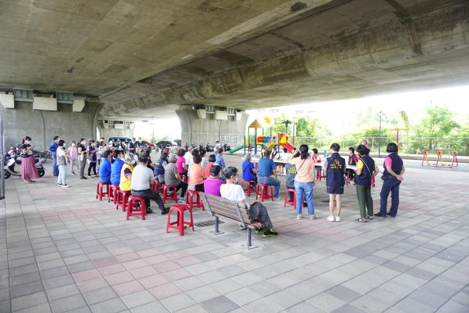 《圖說》立委楊瓊瓔和市議員羅永珍邀衛福部和市政府等單位，討論興建神岡區神洲里民活動中心結合長照案。